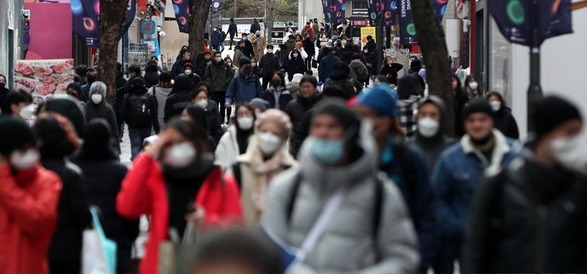 실내 마스크 의무착용 해제에 대한 기대감이 높아지고 있다. 지난 4일 오후 서울 중구 명동거리가 마스크를 쓴 시민과 외국인으로 붐비고 있다. [사진=뉴시스]