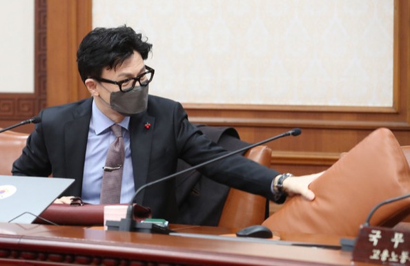 한동훈 법무부 장관이 6일 오전 서울 종로구 정부서울청사에서 세종-서울 영상으로 열린 국무회의에 참석해 자리하고 있다. [사진=뉴시스]