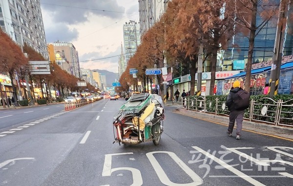 다른 노인도 폐시 수레를 끌고 수정로를 횡단하고 있다. [사진=정수남]