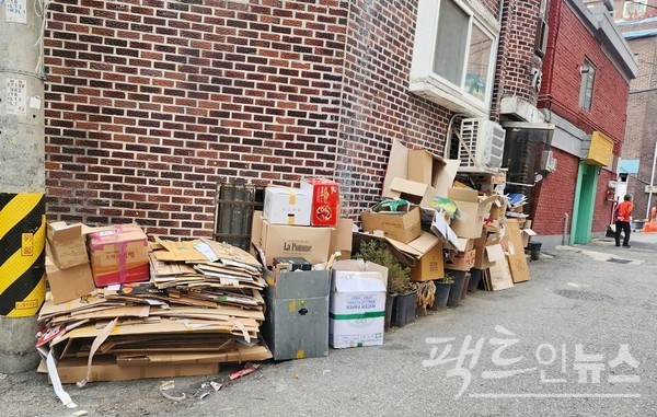 성남시 중원구 주택가. 한 노인이 자신이 사는 주택 담벼락에 폐지를 주워다 정리하고, 다시 폐지를 모으기 위해 나가고 있다. [사진=정수남 기자]