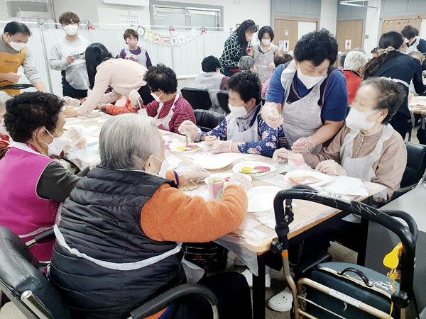 전남 장흥군 은혜노인복지센터 노인이 건강 꾸러미 활동을 갖고 있다. [사진=동행복권]