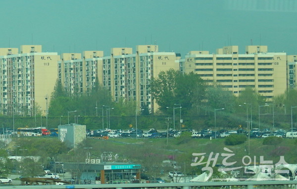 극은 서울 부자 2세가 많이 사는 압구정 현대아파트를 배경으로 한다. 부자 1세는 강북 평창동과 성북동에 주로 산다. 극중 옥수동과 동호대교에서 잡은 현대아파트가 두차례 나온다. 사진은 강변북로에서 포착한 현대아파트. [사진=정수남 기자]