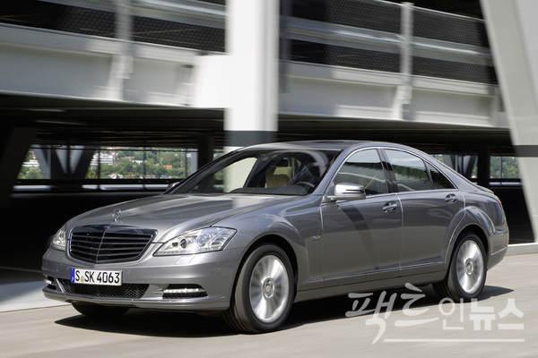 극중 대우와 지우는 큰돈을 벌자, 벤츠로 갈아탄다. 벤츠 S클래스. [사진=정수남 기자]