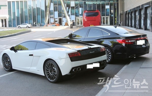 (오른쪽부터)5세대 HG 그랜저(2011년 1월~2016년 11월)와 람보르기니. [사진=정수남 기자]