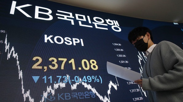 지난 8일 오후 서울 영등포구 여의도 KB국민은행 스마트딜링룸에서 직원이 업무를 보고 있다. [사진=뉴시스]