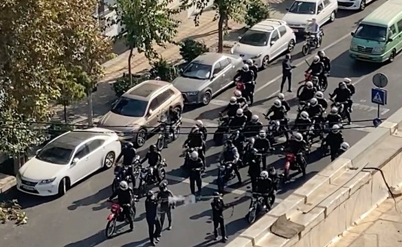 마흐사 아미니가 히잡 미착용으로 사망한 지 40일을 맞은 지난 10월 26일(현지시간) 이란 테헤란에서 시위 진압 경찰이 시위대를 해산하기 위해 현장에 도착하고 있다. [사진=뉴시스]