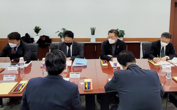 박일준 산업통상자원부 2차관이 9일 서울 여의도 한전남서울본부 회의실에서 '한전법 개정안 부결관련 긴급 점검회의'를 주재하고 있다. [사진=산업통상자원부]