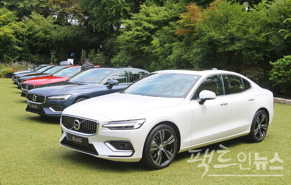 볼보의 중형 세단 S60. 이윤모 대표는 2019년 S60 가격도 미국보다 1000만원 싸게 판매했다. 이로 인한 같은 해 영업이익률은 0.6%로 취임 후 최저를 기록했다. [사진=팩트인뉴스]