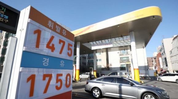 서울 강서구 화곡동 목화주유소에서 휘발유와 경유가 판매되고 있다. [사진=뉴시스]