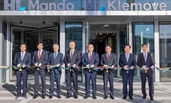 정몽원(오른쪽 네번째) HL그룹 회장과 주력 계열사 사장 등이 준공식에서 기념 사진을 찍고 있다. [사진=HL]