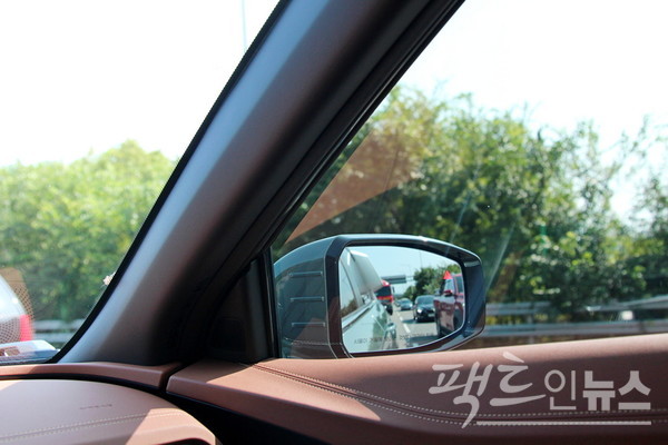 차량 좌우측 후면 사각지대에 차량이 들어오면 사이드미러에 빨간색 삼각형이 뜬다. [사진=정수남 기자]