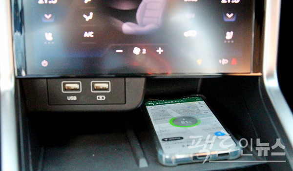 토레스의 실내에는 다양한 수납공간이 있어, 깔끔한 실내를 유지할 수 있다. 스마트폰 무선 충전도 가능하다. [사진=정수남 기자]