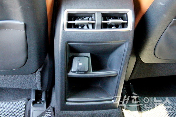 토레스의 실내에는 다양한 수납공간이 있어, 깔끔한 실내를 유지할 수 있다. 스마트폰 무선 충전도 가능하다. [사진=정수남 기자]