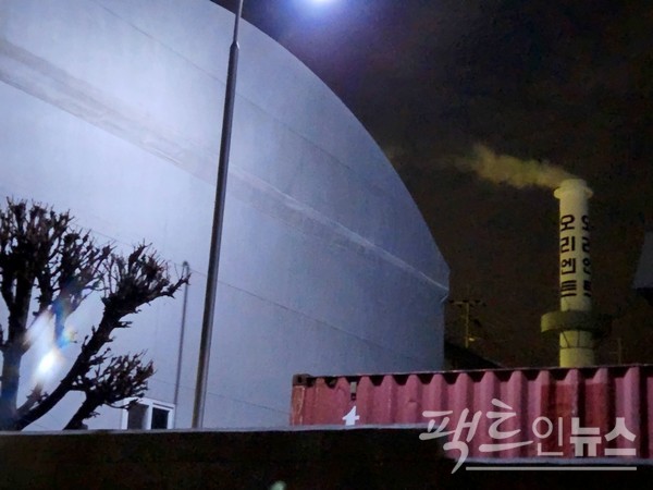 지난주 토요일 새벽 모습. 오리엔트바이오의 공장 굴뚝에서 낮 시간보다 많은 연기가 나온다. [사진=정수남 기자]