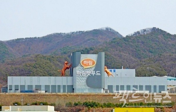 굴뚝을 지하화한 하림의 공주 펫푸드 공장. [사진=정수남 기자]