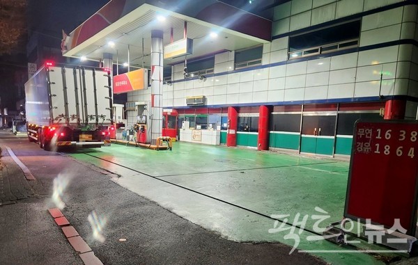 주로 전북 군산에서 경기 평택까지 20톤 화물 트럭을 운행하는 이재석 씨는 45만원 운임에 20만원을 기름값 등으로 지출한다. [사진=정수남 기자]