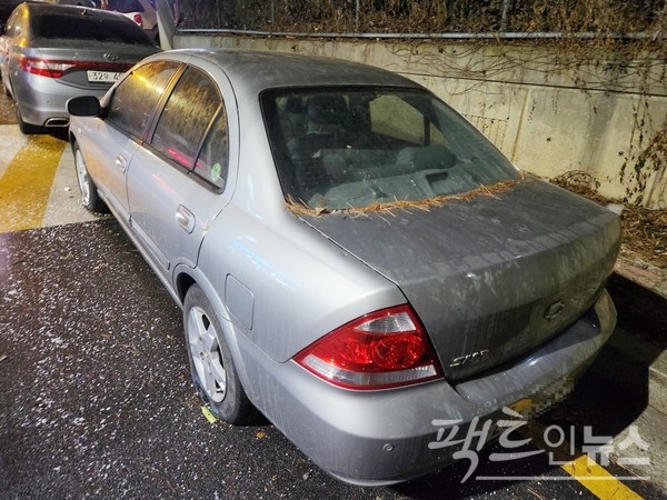 르노코리아의 앞날이 불투명하다. 판매가 늘었지만, 수익을 내지 못해서다. 단종한 소형 세단 SM3이 도로가에 방치됐다. [사진=팩트인뉴스]