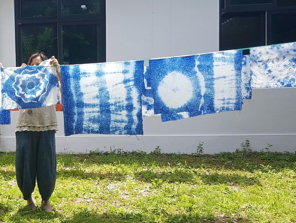 지역민이 생활예술창작 프로그램을 통해 자연색을 활용한 염색 작업을 하고 있다. [사진=교융진흥원]