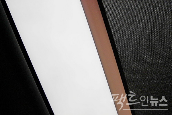 (위부터)고급스러운 도어스텝, 가운데 하얀 네모를 손으로 스치면 썬루프가 자동으로 열린다. [사진=정수남 기자]