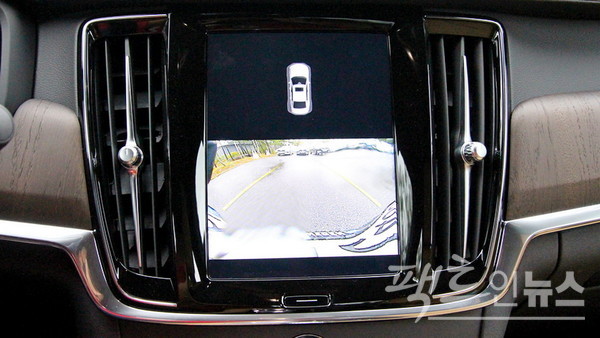 센터페시아.. 고급스럽고 시인성 개선으로 운전자의 편의를 극대화했다. 대형모니터로는 차량 주변을 볼 수 있다. [사진=정수남 기자]