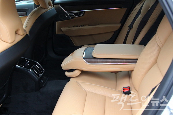 S90의 2열과 2열의 개별 냉난방 장치. [사진=정수남 기자]