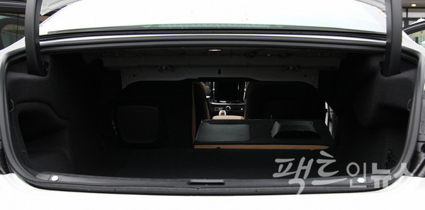 S90의 2열 60%를 접으면 많은 짐을 실을 수 있어 야외회동에 큰 지장이 없다. 폭 255㎜, 편평비 40%의 스포츠 타이어는 19인치 알로이 휠과 측면 디자인에 세련미를 더한다. [사진=정수남 기자]