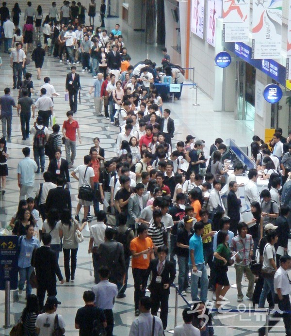 코로나19 이전 서울 삼성동 코엑스에서 열린 취업박람회에 2030세대가 몰렸다. [사진=정수남 기자]