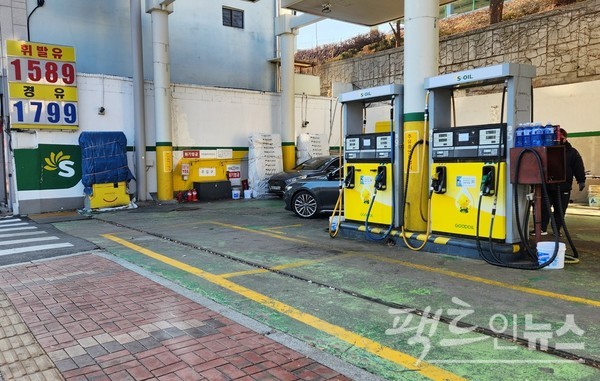 이들 정부가 유류세를 내리면서 물가 안정을 꾀하고 있지만, 경유가는 좀체 하락하지 않고 있다. 성남 단대동 주유소의 지난 주말 유가 현황. [사진=정수남 기자]