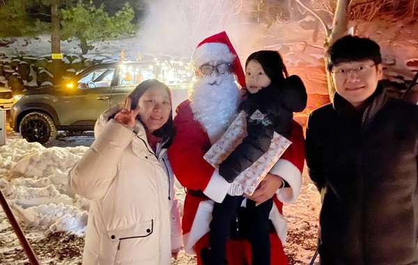 쌍용차가 겨울 캠핑철을 맞아 고객과 함께 이색적인 크리스마스 행사를 지난 주말 개최했다. [사진=쌍용차]