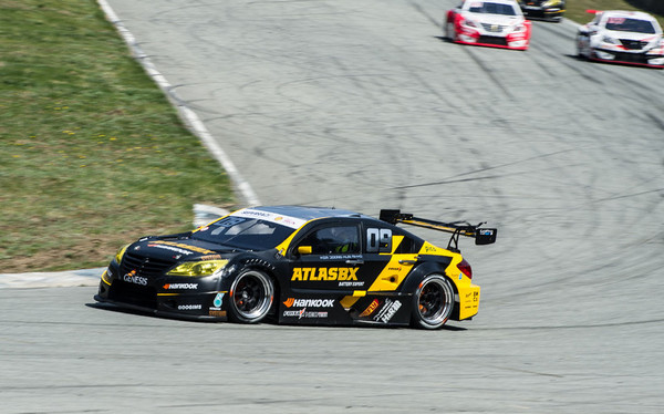 한국타이어는 한국프리시전웍스에 고부가가치인 48인치 이상 타이어 발주 비중을 2014년 28.4%에서 2015년 29.6%, 2016년에는 32.6%로 각각 높였다. 한국타이어 초고성능 타이어를 장착한 레이싱 머신이 CJ슈퍼레이스에서 서킷을 질주하고 있다. [사진=한국타이어]