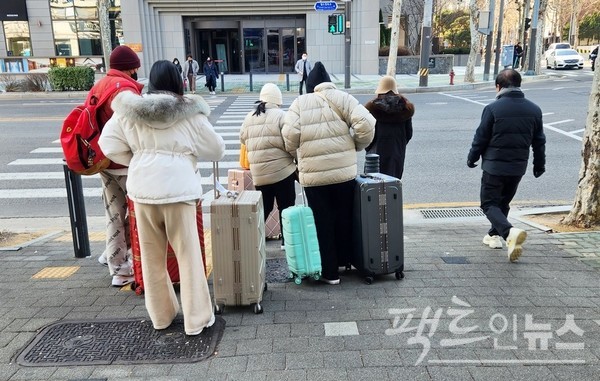 중국인 관광객들이 홍익대 인근 월드컵북로를 건너고 있다. [사진=팩트인뉴스]