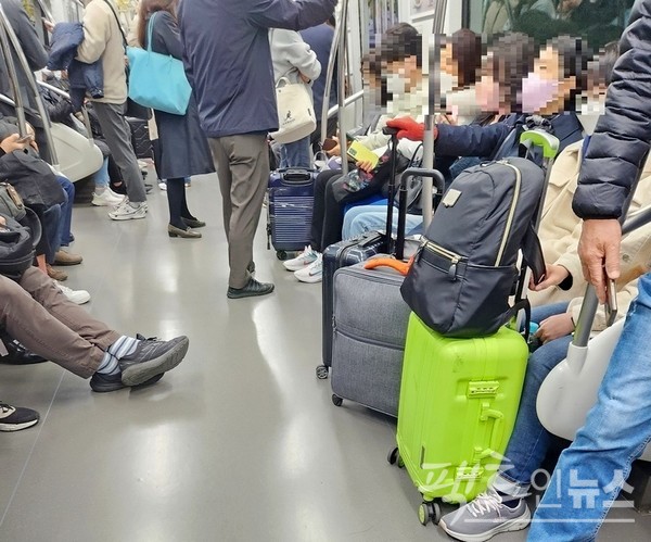 국적인들이 서울지하철 9호선 김포공항행 첫 급행 열차를 탔다. [사진=팩트인뉴스]