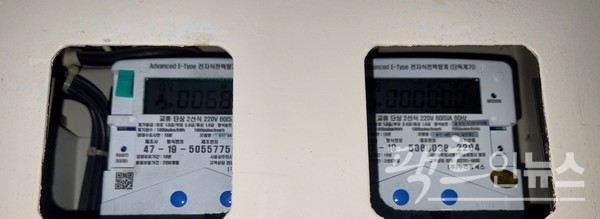 산업부가 추진하는 스마트 전력량계 교체 사업으로 수도권에 있는 한 아파트단지가 최근 교체를 마쳤다. 이번 사업에 한전이 응찰하지 않았다. (위부터)철거한 기계식 전력량계와 교체한 스마트 전력량계. [사진=정수남 기자]