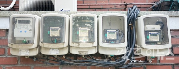 스마트 전력량계 교체 사업은 한전 소유가 아닌 전력량계가 대상이다. 왼쪽 첫 번째가 스마트 전력량계다. [사진=정수남 기자]