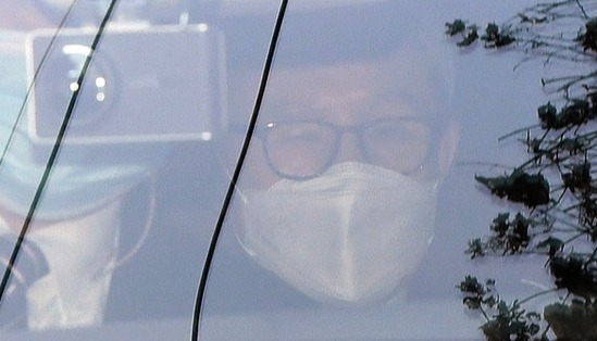 이명박 전 대통령이 지난달 2일 오후 서울 강남구 논현동 자택에서 서울중앙지검으로 이동하고 있다. [사진=공동취재사진]