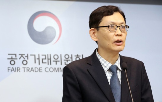 이태휘 공정거래위원회 부산지방사무소장이 28일 세종시 정부세종청사에서 민주노총 전국건설노조 부산건설기계지부가 경쟁사업자단체 소속 사업자를 건설현장에서 배제할 것을 건설사에 요구하고 이를 관철하기 위해 레미콘 운송 중단, 건설기계 운행 중단 등의 압력을 행사한 행위에 대해 시정명령과 과징금을 부과한다고 밝히고 있다. [사진=뉴시스]