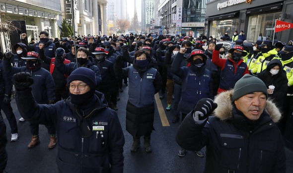 민주노총 건설노조 회원들이 28일 서울 여의도 국민의힘 당사 앞에서 노조법 2,3조 개정 촉구 집회를 하고 있다. [사진=뉴시스]