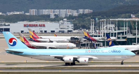 인천국제공항에서 대한항공 화물기와 아시아나 여객기가 보이고 있다. [사진=뉴시스]