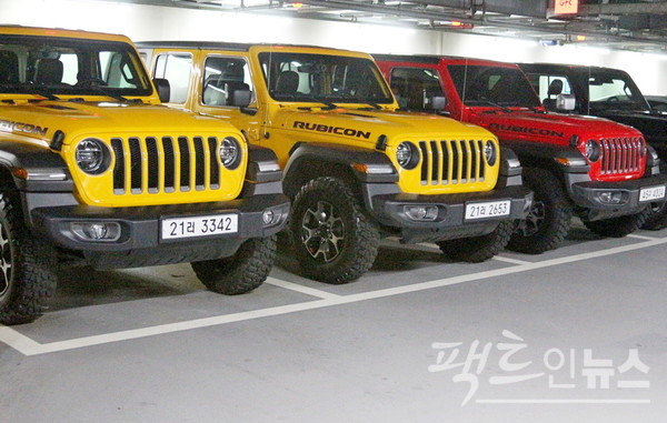 현수가 극 초반 지프를 타면서 카메라는 지프 고유 디자인인 세로 일곱 줄 라디에이터 그릴을 잡는다. [사진=팩트인뉴스]