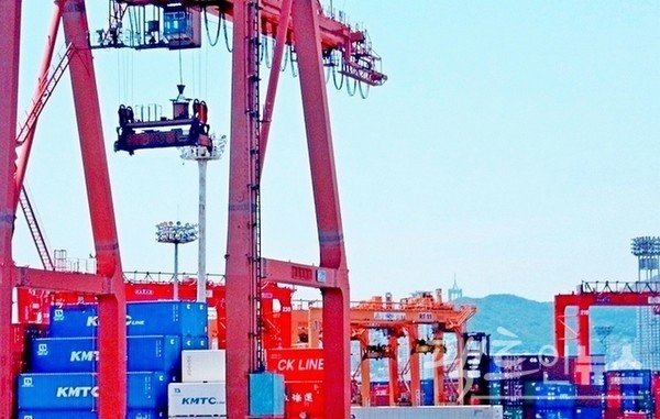 지난해 우리나라의 무역수지는 472억3000만달러로 사상 최대를 기록했다. 부산 컨테이너항 전경. [사진=팩트인뉴스]