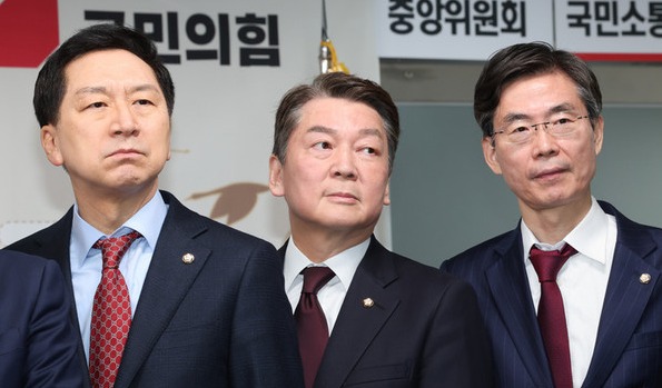 김기현(왼쪽부터), 안철수, 조경태 국민의힘 의원이 1일 서울 여의도 국민의힘 중앙당사에서 열린 2023 신년인사회에서 참석자들의 인사말을 듣고 있다. [사진=공동취재사진]