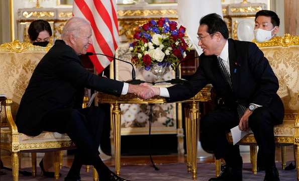 조 바이든(왼쪽) 미국 대통령이 지난해 5월23일 일본 도쿄의 아카사카궁에서 기시다 후미오 일본 총리와 양자 회담에 앞서 악수하고 있다. [사진=뉴시스]