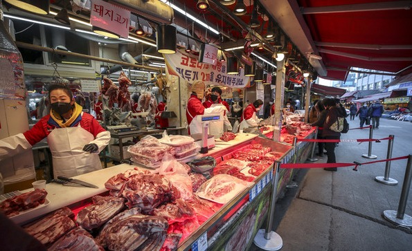서울 동대문구 청량리종합시장을 찾은 시민들이 장을 보고 있다. [사진=뉴시스]