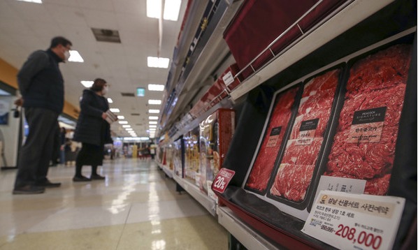 서울시내 한 대형마트를 찾은 시민들이 설 선물세트를 살펴보고 있다. [사진=뉴시스]