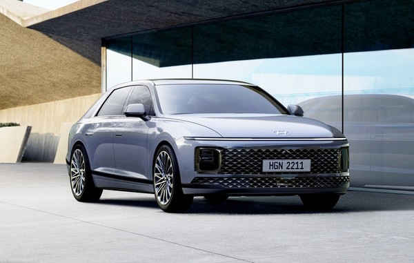 위부터)기아차 쏘렌토가 내수 6년 왕좌를 차지한 현대차 그랜저를 지난해 따돌리고 국내 판매 1위를 차지했다. [사진=팩트인뉴스=정수남 기자, 현대차]