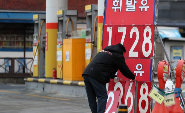 유류세 인하 폭 축소로 인해 휘발유 가격이 오르고 있는 5일 오전 서울 시내 한 주유소에서 관계자가 유가정보 가격표를 교체하고 있다. [사진=뉴시스]
