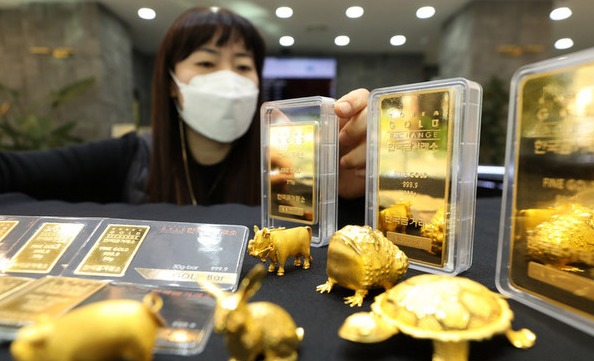 경기 불확실성이 이어지며 국제 금값이 다시 오름세를 타고 있다. 사진은 서울 종로구 한국금거래소에서 직원이 금을 정리하고 있다. [사진=뉴시스]