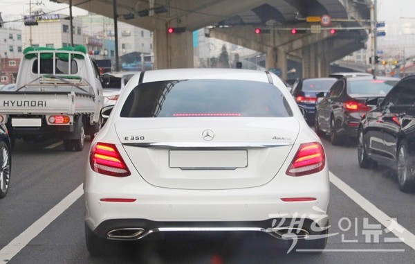 벤츠는 E350 등이 막판 뒷심을 발휘하면서 성장세로 지난해를 마감했다. E350 4륜구동은 지난해 수입차 판매 상위 2위에 올랐다. [사진=정수남 기자]