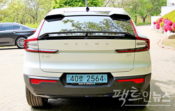 지난해 2월 국내에 상륙한 볼보의 첫 전기차 C40 리차지. C40 리차지 초도 물량 1500대가 5일 만에 모두 팔리는 등 선전했지만, 볼보는 1년 만에 4위 자리를 폭스바겐에 내줬다. [사진=정수남]