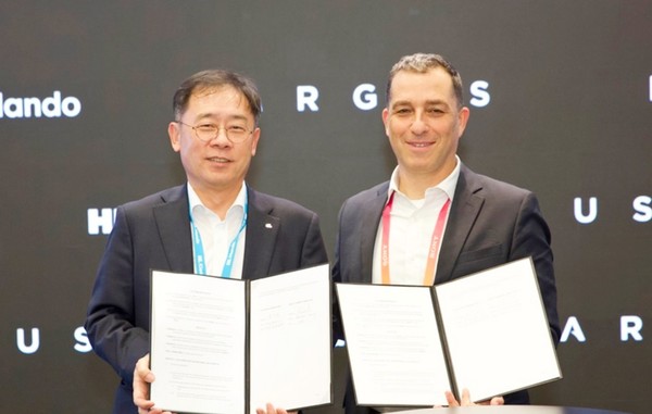 (왼쪽부터)조성현 HL만도 CEO와 로넨 스몰리 아르거스 CEO가 협약 체결 후 기념사진을 찍고 있다. [사진=HL만도]